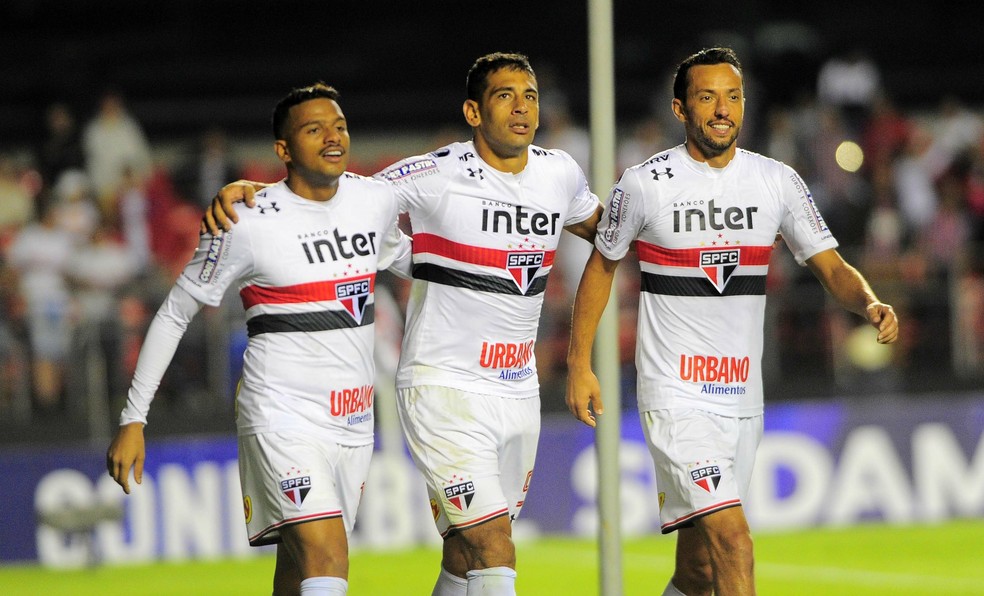 Reinaldo, Diego Souza e Nenê comemoram o gol do São Paulo contra o Rosario Central (Foto: Marcos Ribolli)