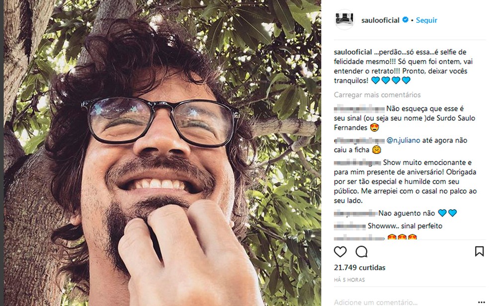 Saulo faz sinal em libras que aprendeu com fã surdo (Foto: Reprodução / Instagram)