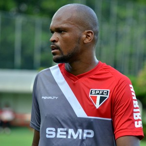 De última opção a solução: Edson Silva cresce, mas não se empolga