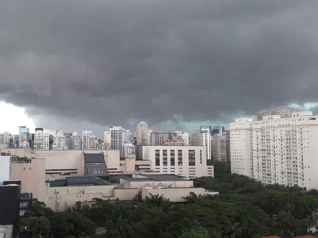 Nuvens carregadas sobre a Zona Sul de São Paulo nesta quarta-feira (17) (Foto: Patricia Foganholo/VC no G1)