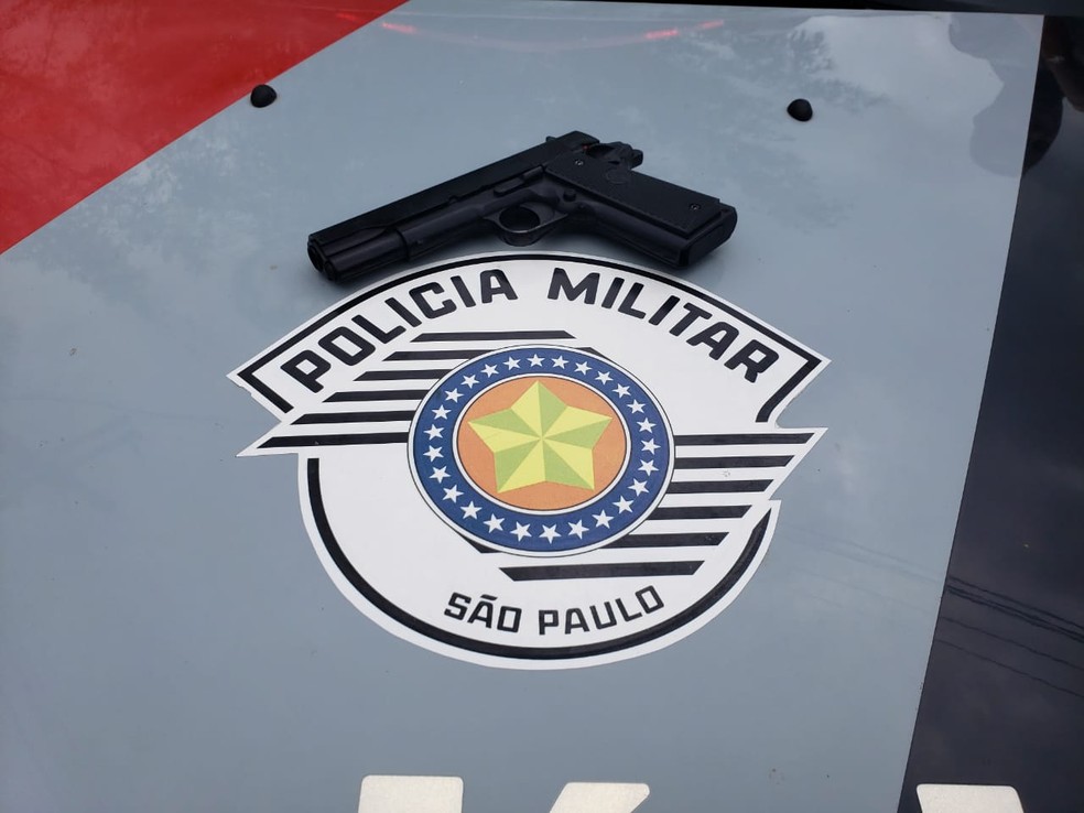Suspeito de praticar roubos é preso no bairro Cajuru, em Sorocaba (SP) — Foto: Divulgação/Polícia Militar