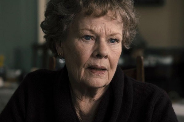 Judi Dench vive a protagonista de 'Philomena', de 2013, uma mulher que passa 50 anos atrás de seu filho, roubado de suas mãos quando era uma criança (Foto: Divulgação)