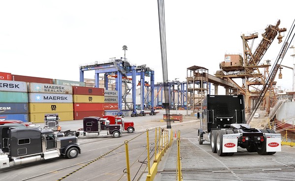 Os caminhões vieram em navios "Ro-Ro", comuns para o transporte de veículos — Foto: Divulgação