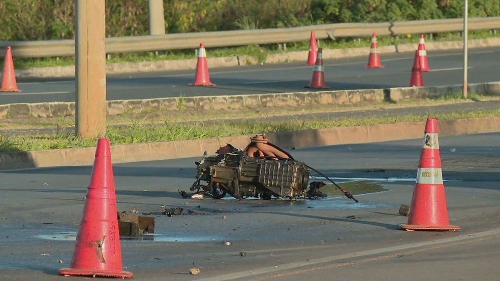 Motor do carro se desprendeu com a força do impacto — Foto: TV Globo/Reprodução