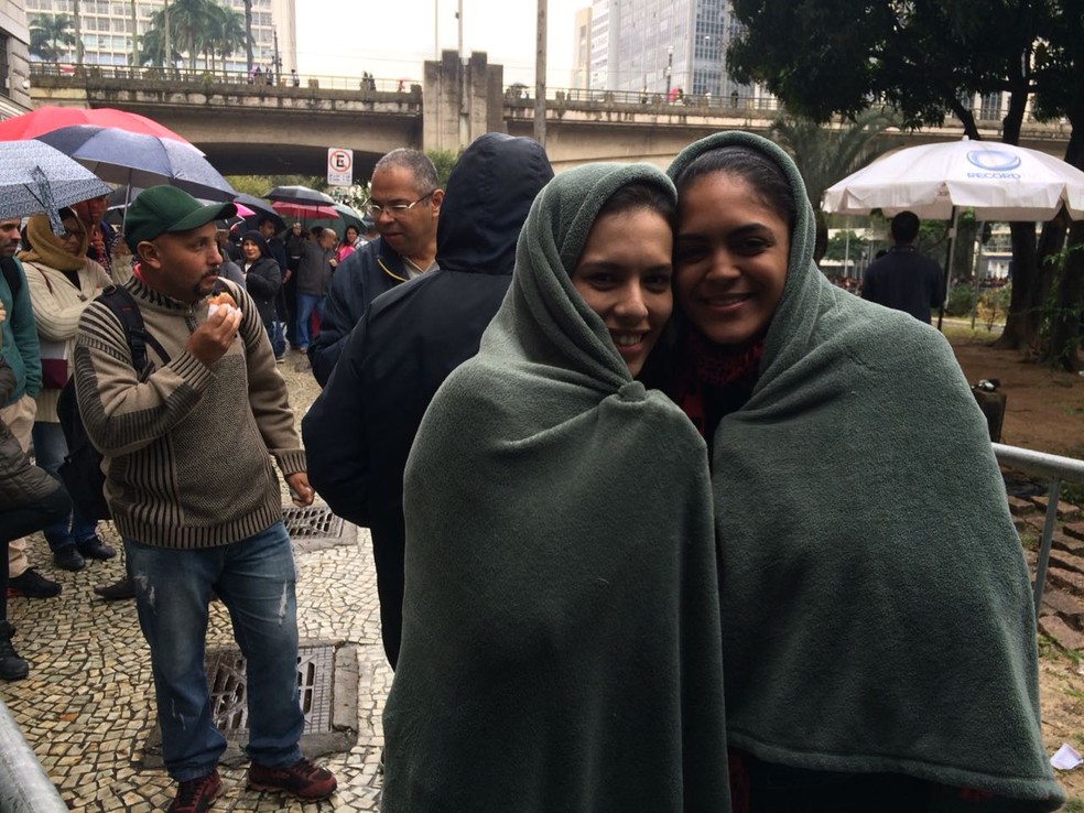 Bruna Rodrigues e Joyce Cristina usaram cobertor para se proteger do frio na fila de mutir&atilde;o que oferece vagas de emprego em S&atilde;o Paulo (Foto: Marina Pinhoni/G1 )