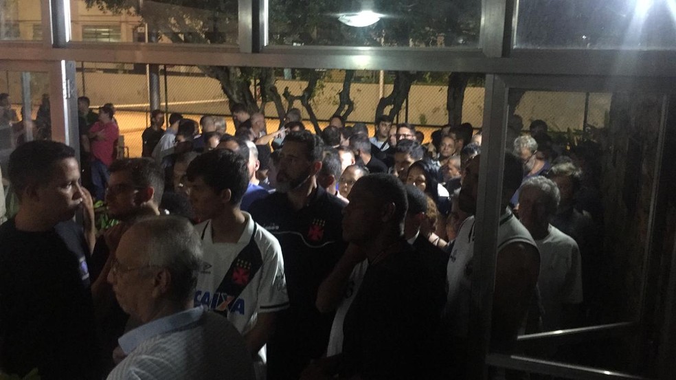 Torcedores acompanham o velÃ³rio de Eurico Miranda â Foto: Richard Souza