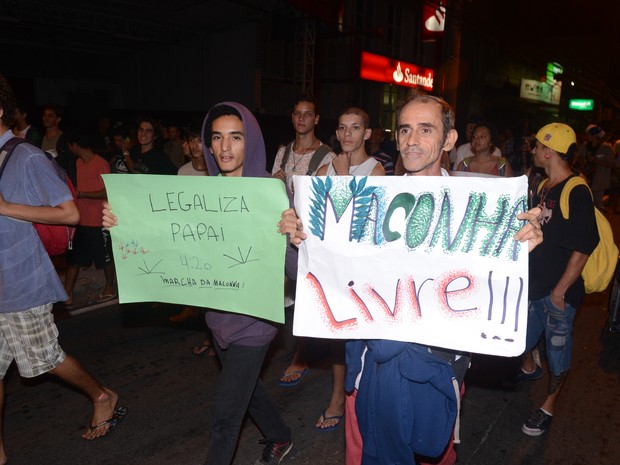 Manifestantes levaram cartazes para se expressar (Foto: Ricardo Medeiros/ A Gazeta)