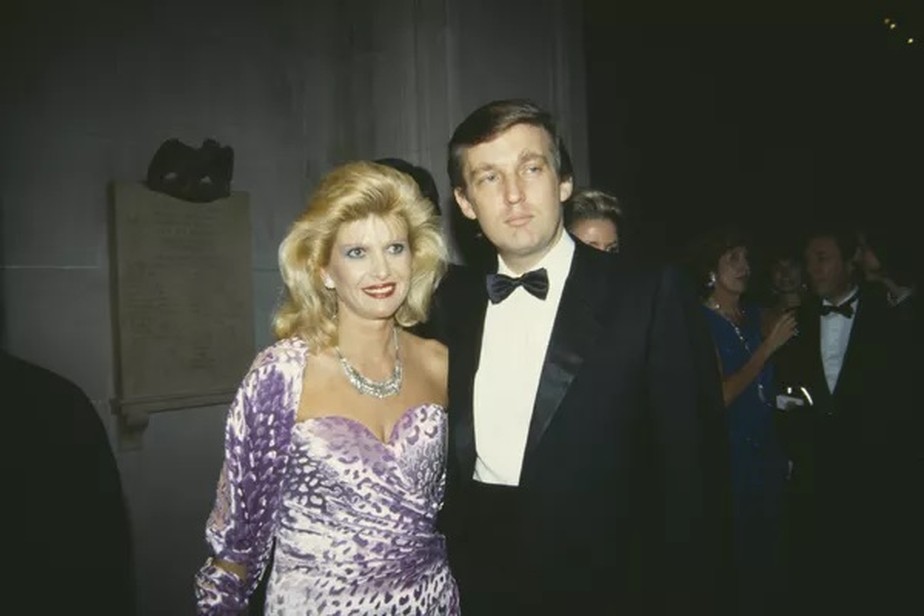 Donald Trump e Ivana Trump quando ainda estavam casados, em foto de evento em Nova York em dezembro de 1985