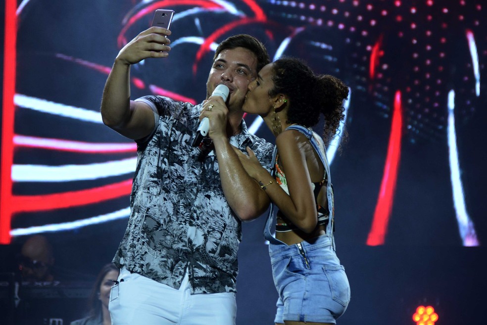Fã sobe no palco e beija Safadão. Ainda ganhou uma selfie (Foto: André Carvalho/Ag Haack)