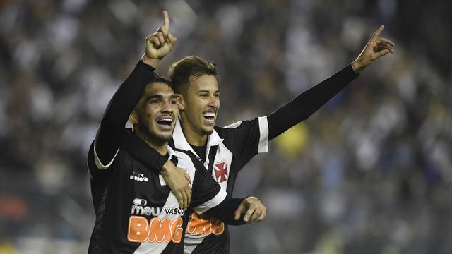 Andrey e Marcos Júnior comemorando gol do Vasco contra o Internacional