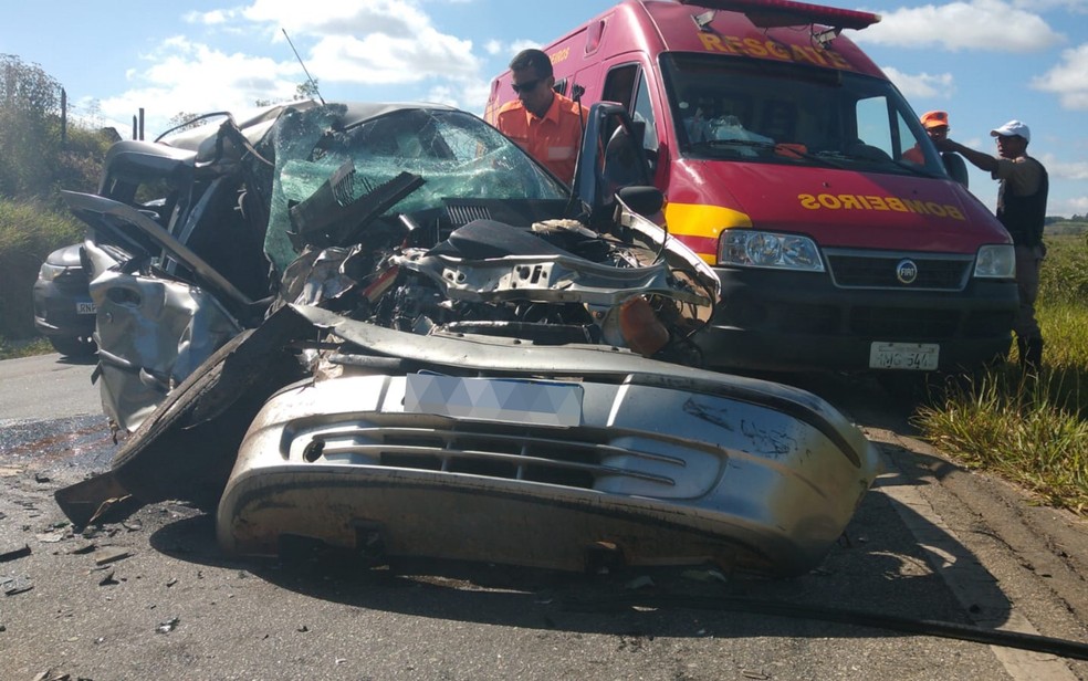 Motorista fica em estado grave ao bater carro de frente com caminhão na MG-290, em Pouso Alegre, MG — Foto: Corpo de Bombeiros