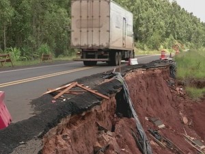 Motoristas pedem obras em trecho de rodovia de Sarutaiá (Foto: Reprodução/TVTEM) Motoristas pedem obras em trecho de rodovia de Sarutaiá (Foto: Reprodução/TVTEM)