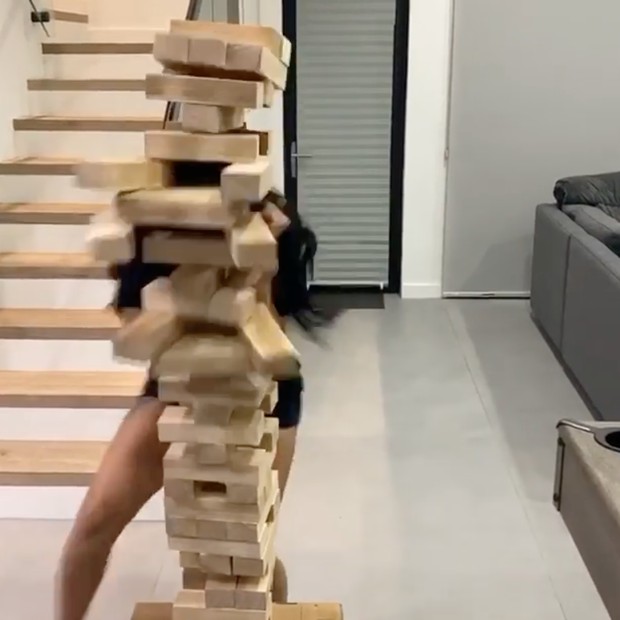 Hiperativa, Cardi B se choca com torre de peças de madeira (Foto: Reprodução/Instagram)