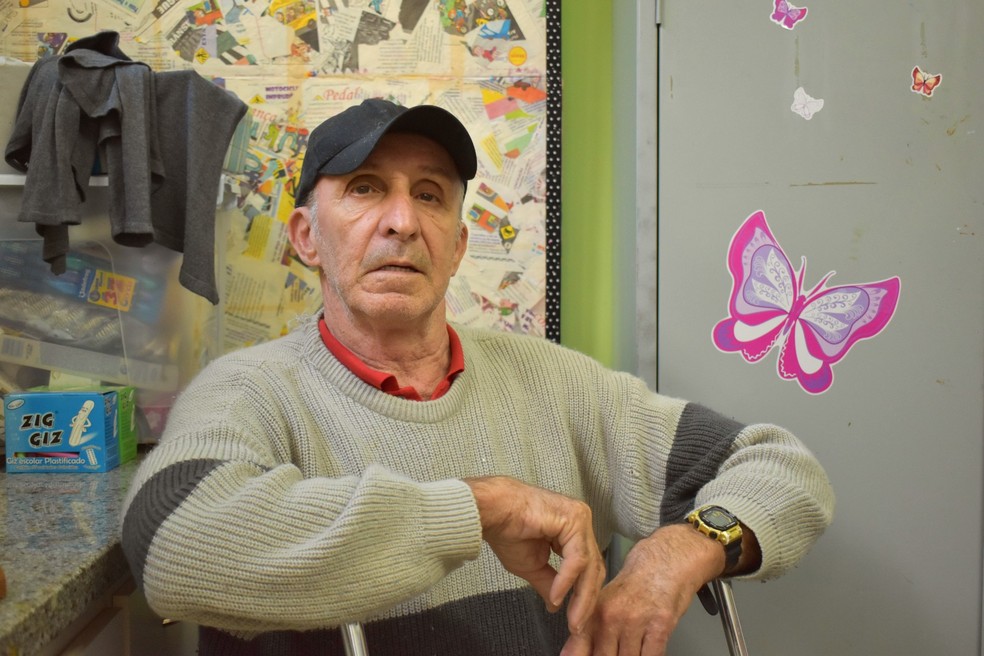 Lázaro José Sampaio pôde revisitar a escola onde estudou e conversar com os adolescentes — Foto: Gabrielle Chagas/G1