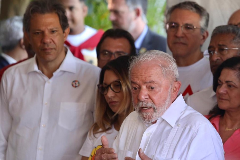 Lula (PT) durante coletiva de imprensa neste domingo (30) — Foto: Celso Tavares/g1