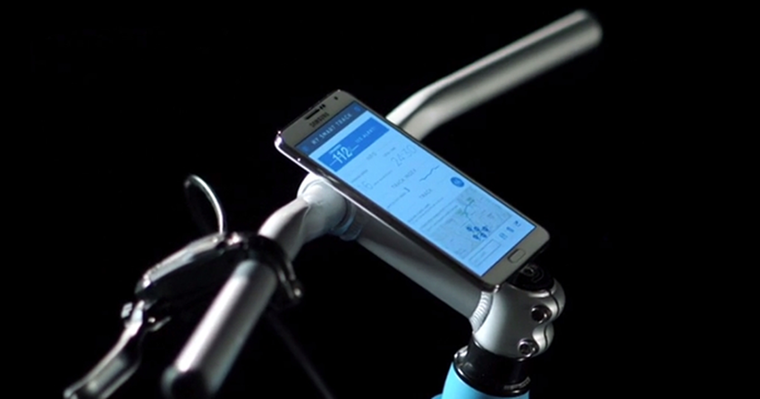 smartphone se conecta magneticamente para controlar bicicleta