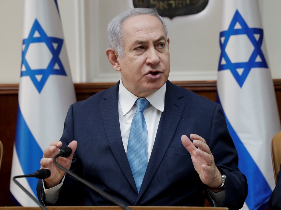 O primeiro-ministro de Israel Benjamin Netanyahu durante reunião (Foto: Tsafrir Abayov/Pool/Reuters)