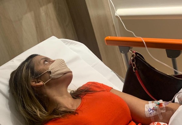 Flávia Andrade, de 36 anos, está internada em um quarto no Hospital Português, no Recife — Foto: Reprodução/WhatsApp
