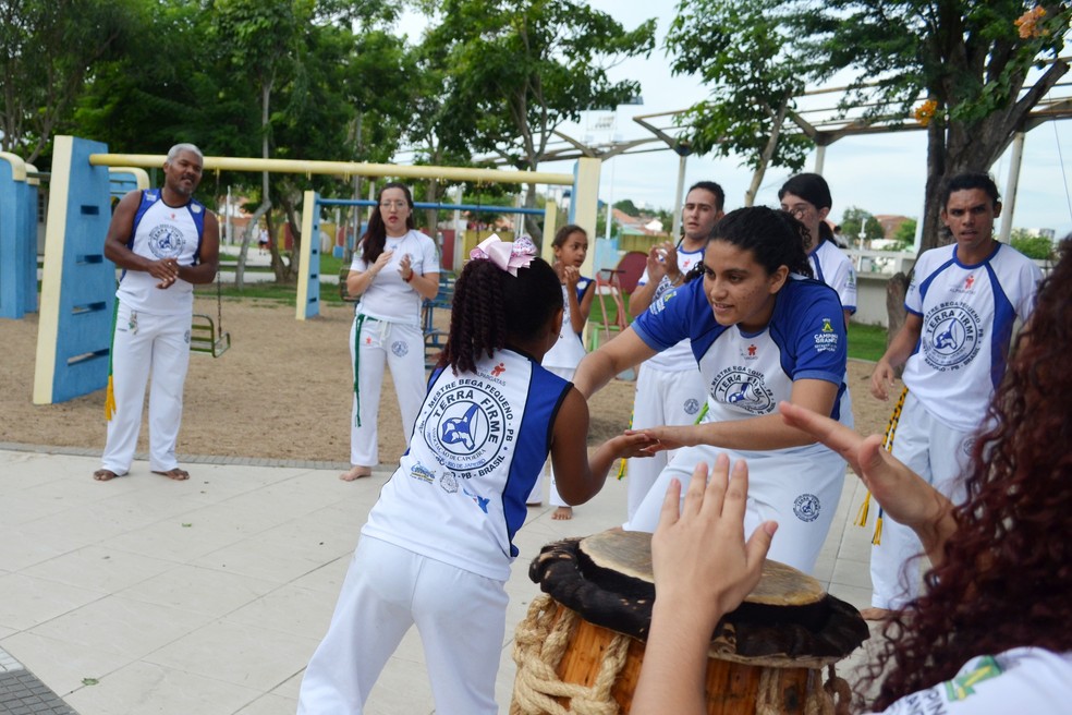 Mulheres encontram espaço de igualdade em rodas de capoeira de Campina Grande — Foto: Eloyna Alves/G1