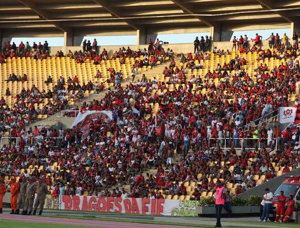 Mais de cinco mil torcedores compareceram na partida (Foto: Douglas Junior/O Estado)