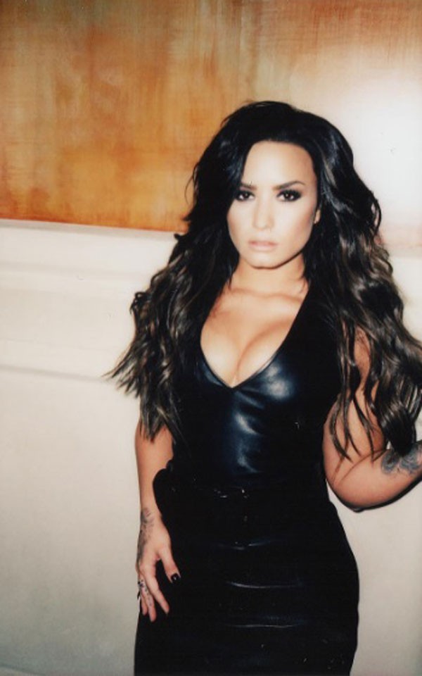 A cantora Demi Lovato posa para as lentes de Angelo Kritikos (Foto: Reprodução/Instagram)