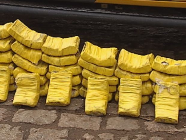 Mais de 60 pacotes de crack foram apreendidos durante a fiscalização  (Foto: reprodução/TV Tem)