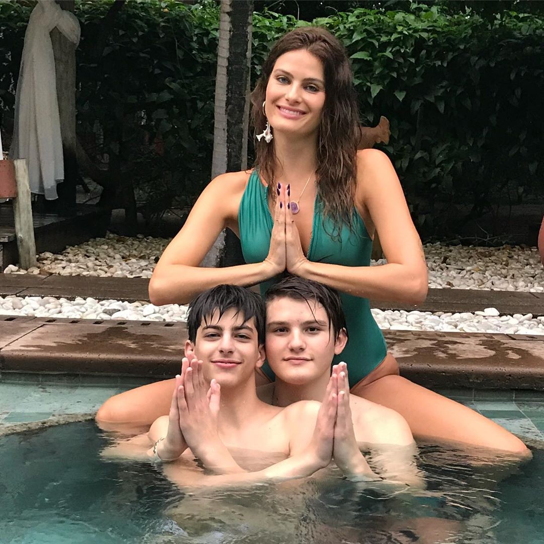 Isabelli Fontana com Zion e Lucas (Foto: Reprodução / Instagram)
