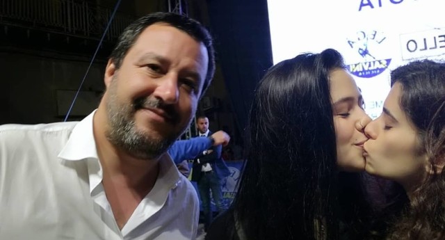 Contra LGBTfobia, mulheres se beijam em foto com o vice-premiê italiano (Foto: Reprodução/Instagram)