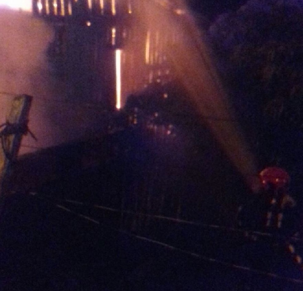 Bombeiros foram acionados para conter chamas em Cruzeiro do Sul  (Foto: Divulgação/ Corpo de Bombeiros )