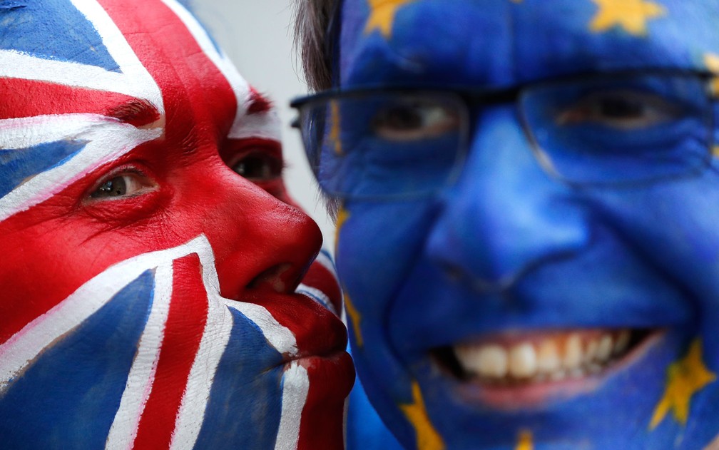 Ativistas anti-Brexit posam do lado de fora do Conselho Europeu, em Bruxelas, durante reuniÃ£o sobre o Brexit, na quinta-feira (21) â Foto: AP Photo/Frank Augstein