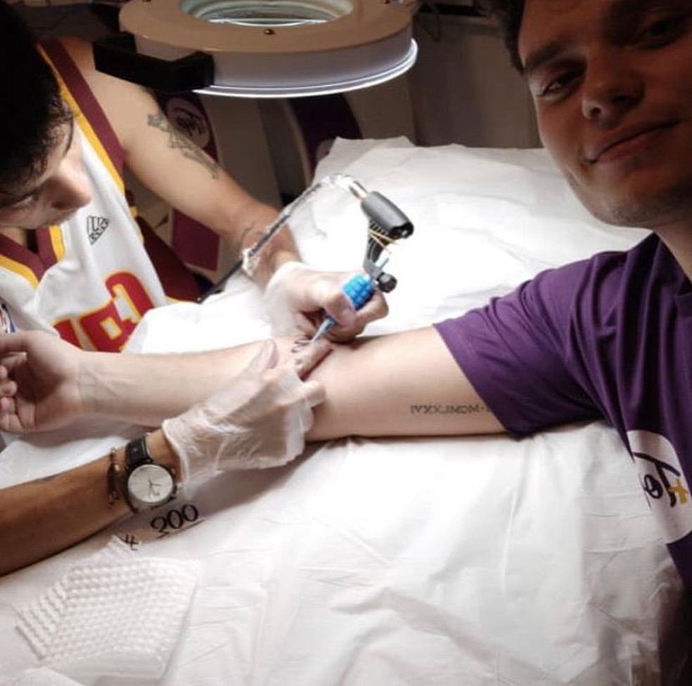 Handerley, trabalhador da rede de franquias, fez foto enquanto tatuava a meta da empresa: #300 — Foto: Arquivo Pessoal