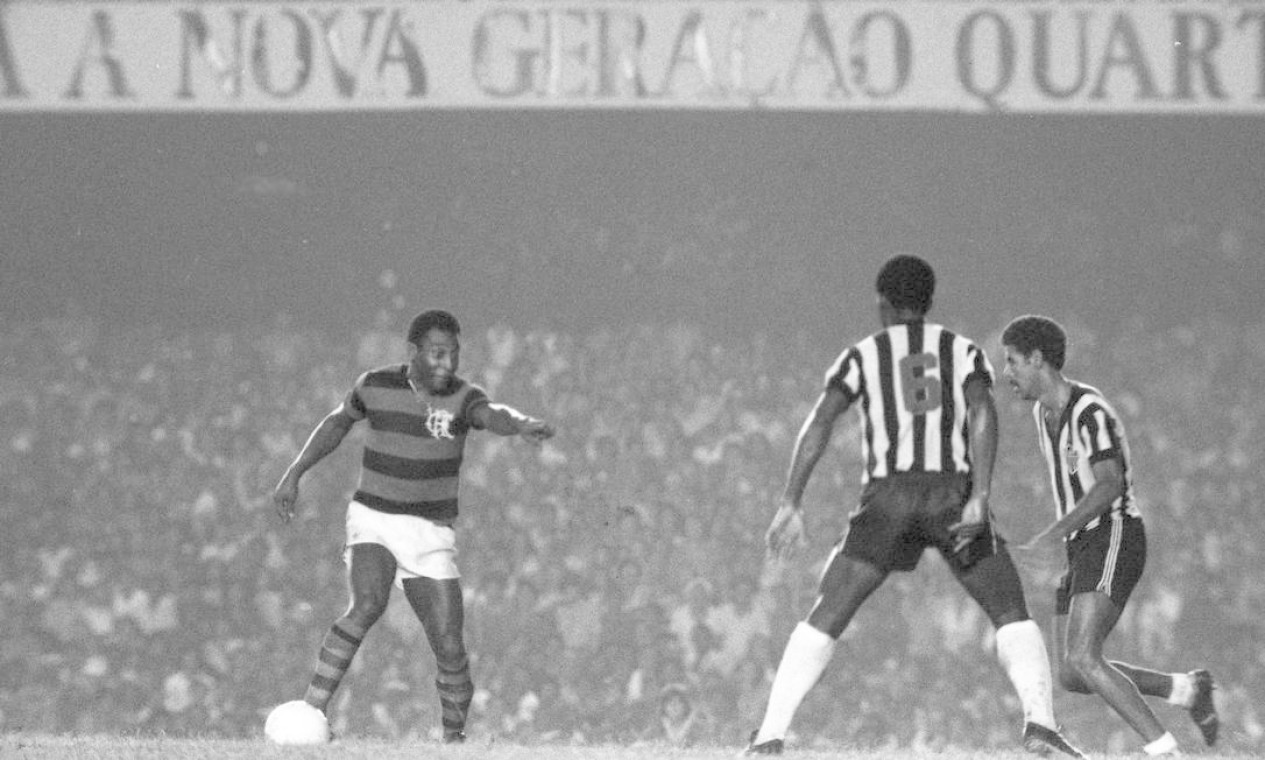 Em 1979, já aposentado, Pelé vestiu a 10 de Zico, em amistoso beneficente contra o Atlético-MG, vencido por 5 a 1  — Foto: Sebastião Marinho / Agência O Globo