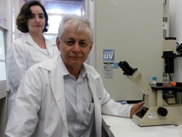 Professor João Santana da Silva e a pesquisadora Carla Duque Lopes assinam pesquisa com equipe da Faculdade de Ciências Farmacêuticas (Foto: Adriano Oliveira/G1)