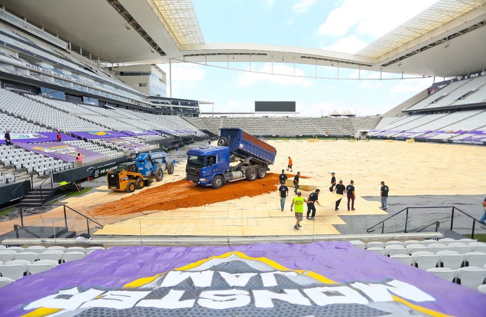 Cadê o gramado? Veja como está a Arena Corinthians para receber o Monster Jam