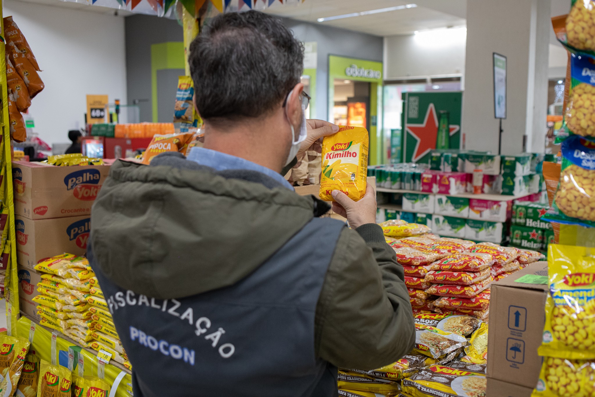 Procon autua cinco comércios durante fiscalização de produtos de festa junina em Piracicaba
