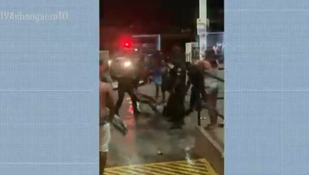 Guardas foram filmados agredindo jovem em Palmas — Foto: Reprodução/TV Anhanguera