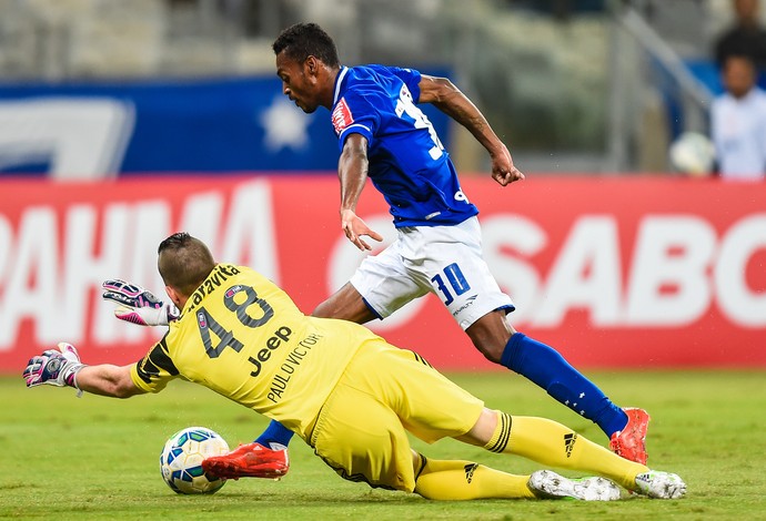 Paulo Victor brilha contra o Cruzeiro  e leva a defesa mais bonita de junho