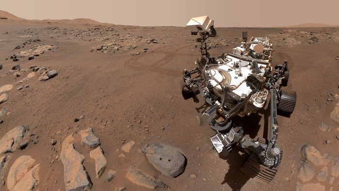 Perseverance tira uma selfie enquanto olha para a rocha Rochette, a primeira amostrada com sucesso pelo rover (Foto: NASA/JPL-Caltech/MSSS)
