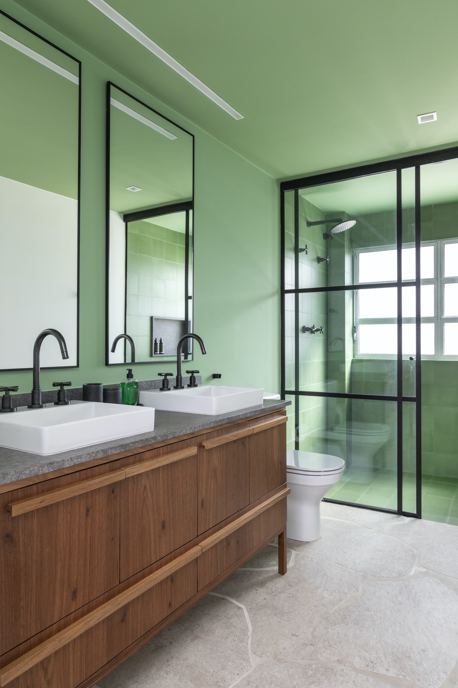 BANHEIRO | O banheiro da suíte master foi pintado em verde e tem metais pretos para contrastar (Foto: Divulgação / Evelyn Muller)