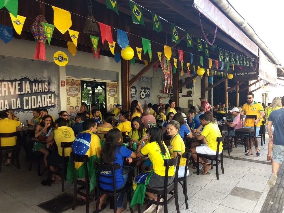 Bares e restaurantes em Maceió lotam para estreia do Brasil na Copa do Mundo da Rússia (Foto: Derek Gustavo/G1)