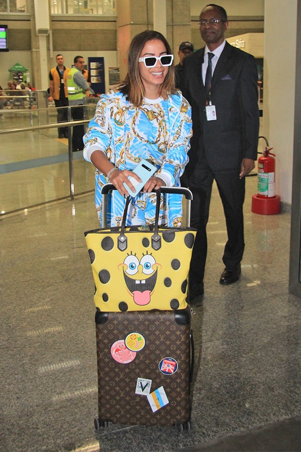 Anitta desembarca no Rio com look grifado - Quem