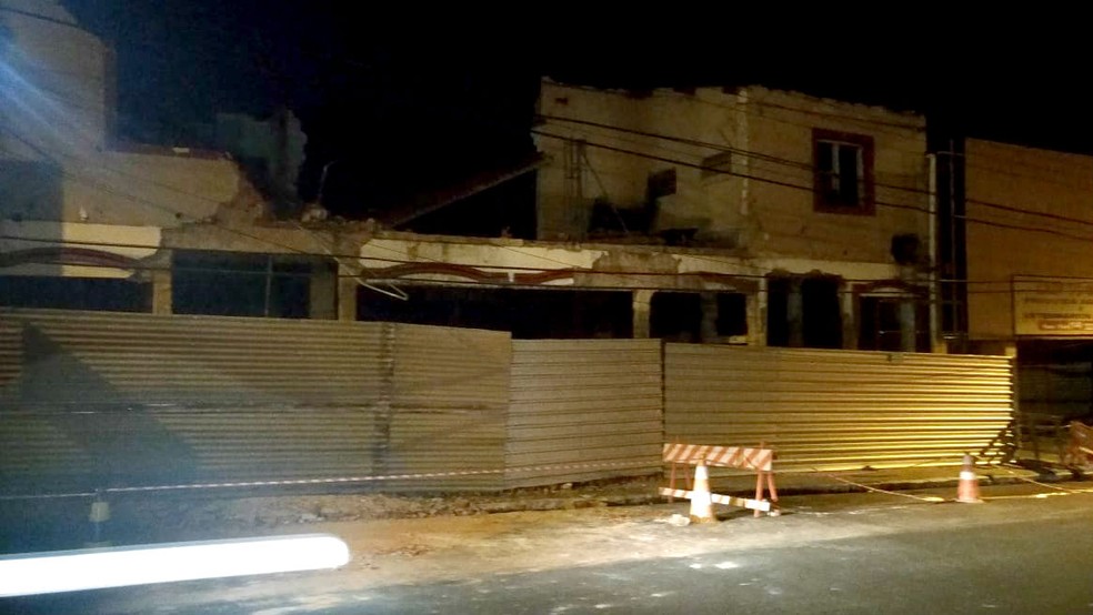 Prédio em demolição abrigava um antigo cinema no centro de Bauru — Foto: Fernando Savioli/TV TEM