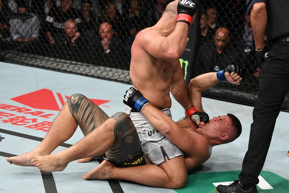 Junior Cigano nocauteou Tai Tuivasa no segundo round no UFC Adelaide — Foto: Getty Images