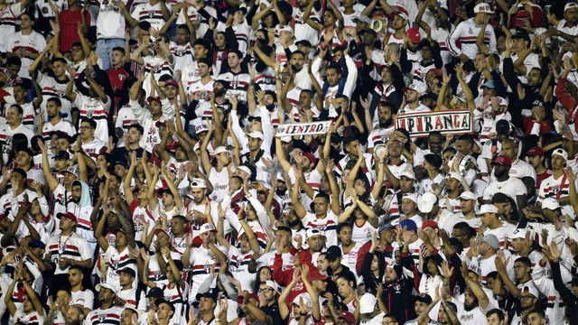 Torcida do São Paulo em jogo contra o Ayacucho
