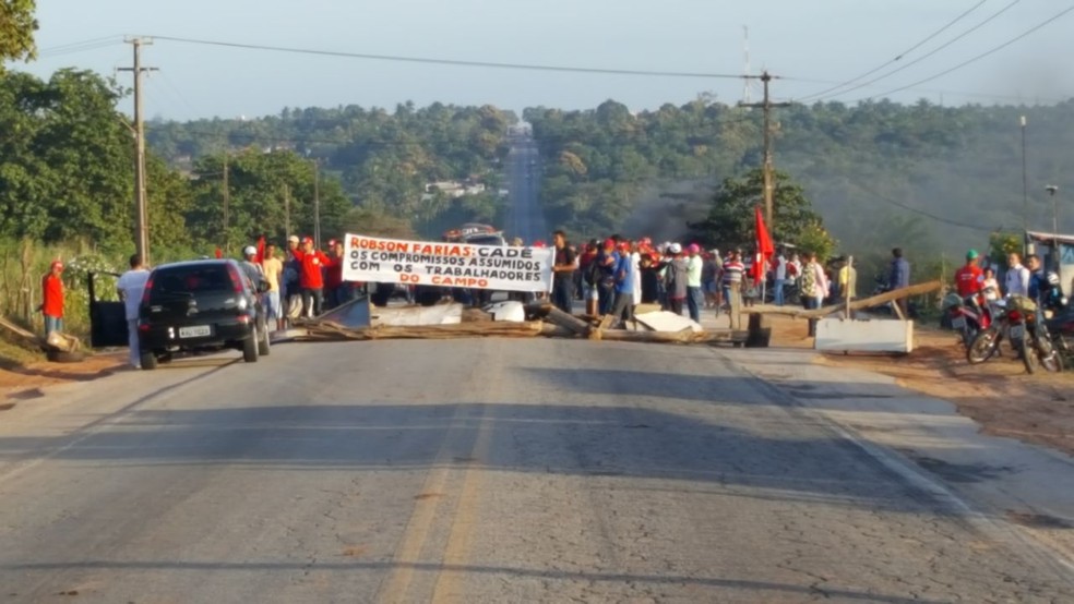 Manifestantes bloqueiam os dois sentidos da pista na BR-406  (Foto: Divulgação/PRF)