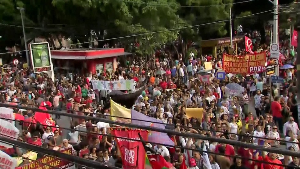 Imagem feita por volta de 15h30 mostra concentração de manifestantes em Fortaleza, no Ceará, nesta quinta (30) — Foto: Reprodução/GloboNews
