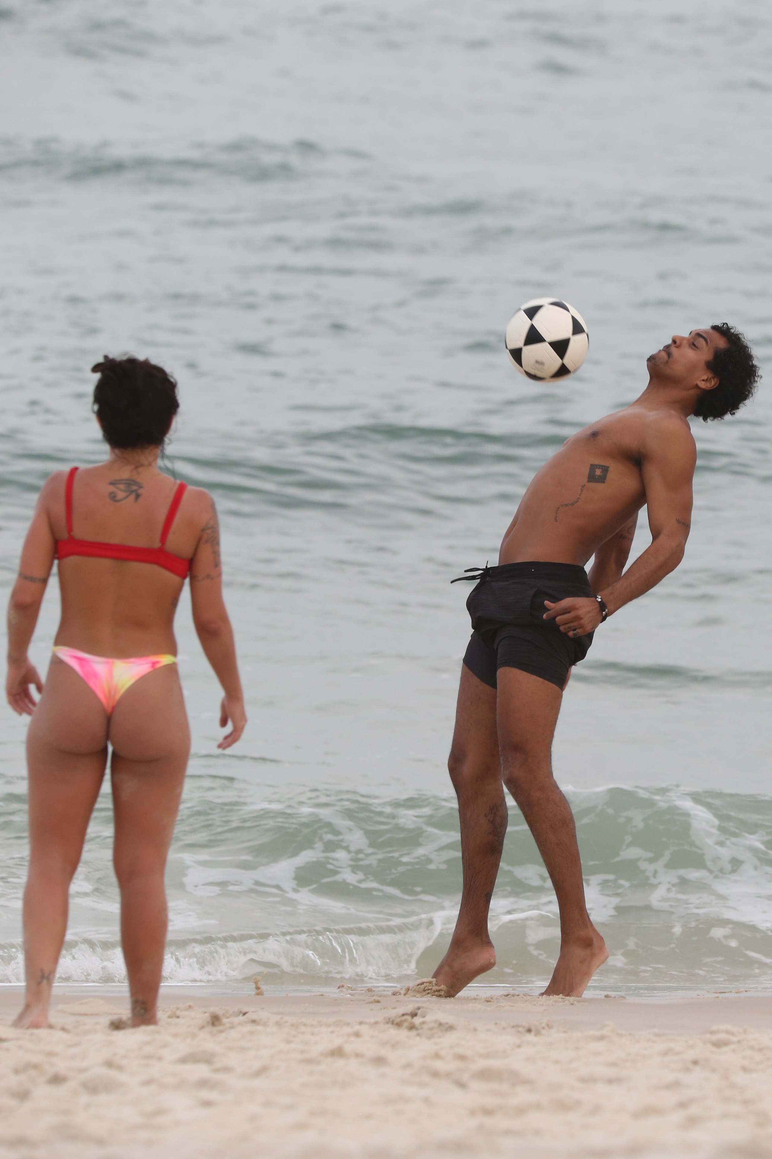 Marcello Melo Jr. joga bola com amigos em praia (Foto: Dilson Silva/Agnews)
