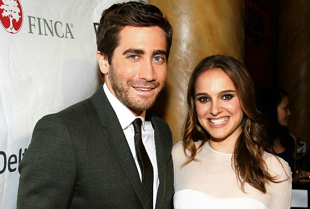 Sim, Jake Gyllenhaal e Natalie Portman namoraram em 2006. Terminaram, ela se casou com o coreógrafo francês Benjamin Millepied em 2012 e, mesmo assim, os dois atores continuam sendo muito bons amigos. Esta foto, por exemplo, é de 2010, e eles parecem bem à vontade próximos um do outro. (Foto: Getty Images)