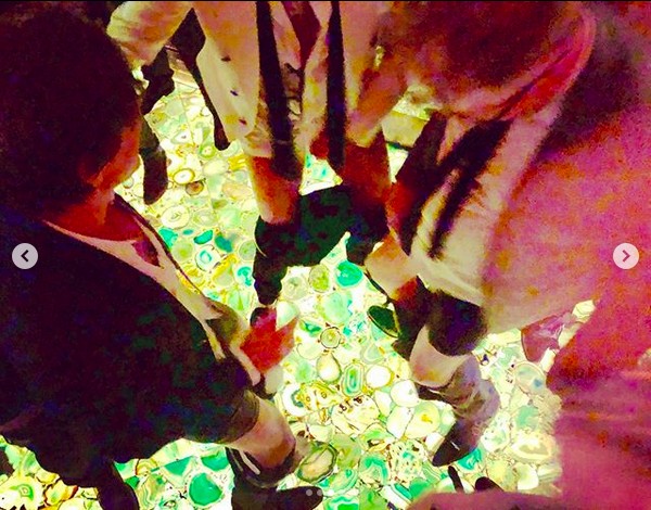O músico Rod Stewart com as calças no chão em festa com a esposa e amigos (Foto: Instagram)