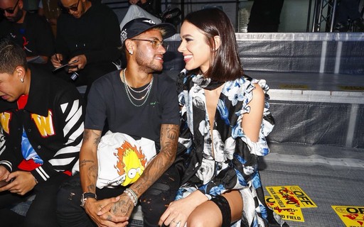 Neymar e Bruna Marquezine roubam a cena em desfile da Off-White em Paris - Revista Marie Claire | Celebridades